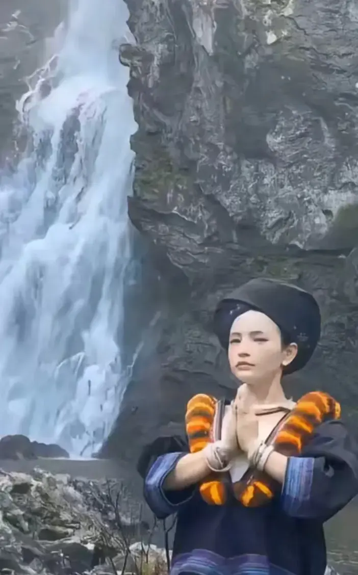 《高山流水遇瀑布》原视频高清完整版免费看-苗家少女山泉瀑布前凝神静气是什么梗-《高山流水遇瀑布》1080P无广告在线观看-迅雷夸克网盘下载