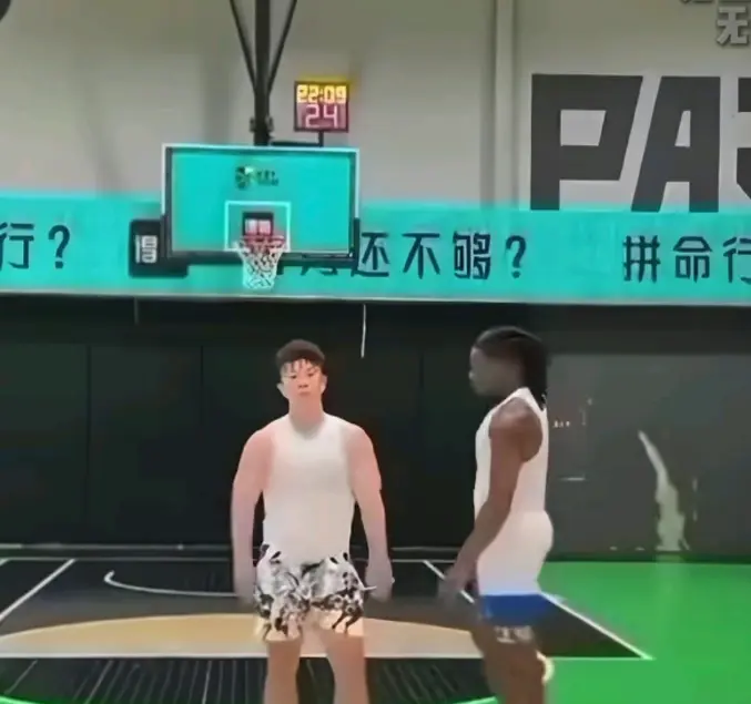 篮球1V1单挑《牛教练的裤子》爆笑视频-黑哥不讲武德偷袭牛教练的裤子名场面-1080P高清免费在线观看