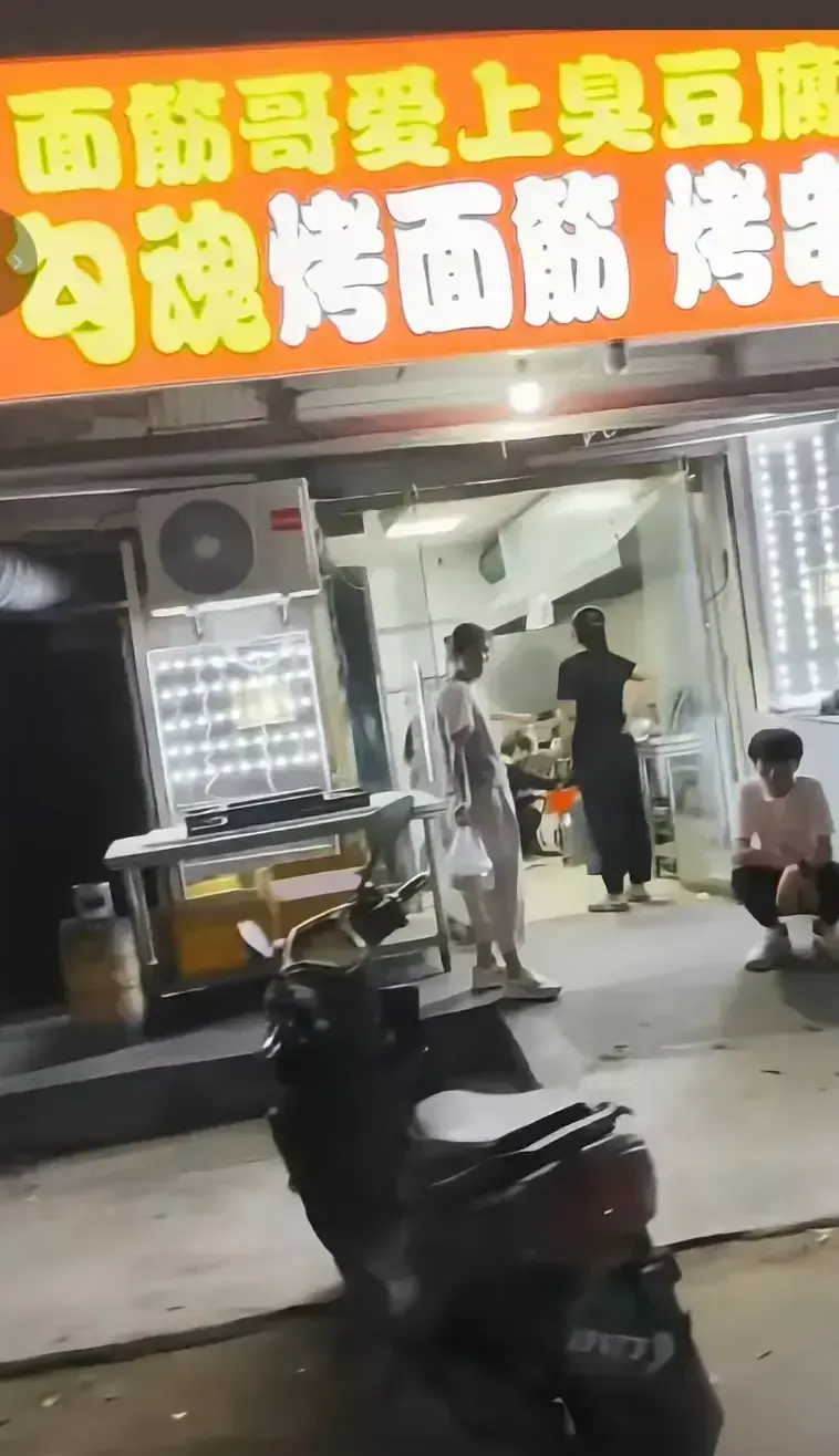 安平勾魂面筋哥丈母娘事件-《完整视频》高清无广告免费播放-安平面筋哥从摆摊到爆红全记录-他如何用一根面筋搞定丈母娘