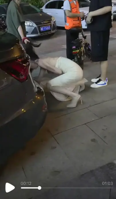 《白裙女子被抓头发跳河》抓小三坠河事件全记录 - 白裙女子被揪头发跳河求生完整后续 - 1080P高清画质免费播放无删减