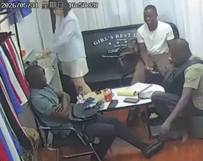 《三个黑人买衣服》监控原视频1080P高清-三个黑人买衣服下大单完整版在线-美女老板娘服装店事件黑料视频播放